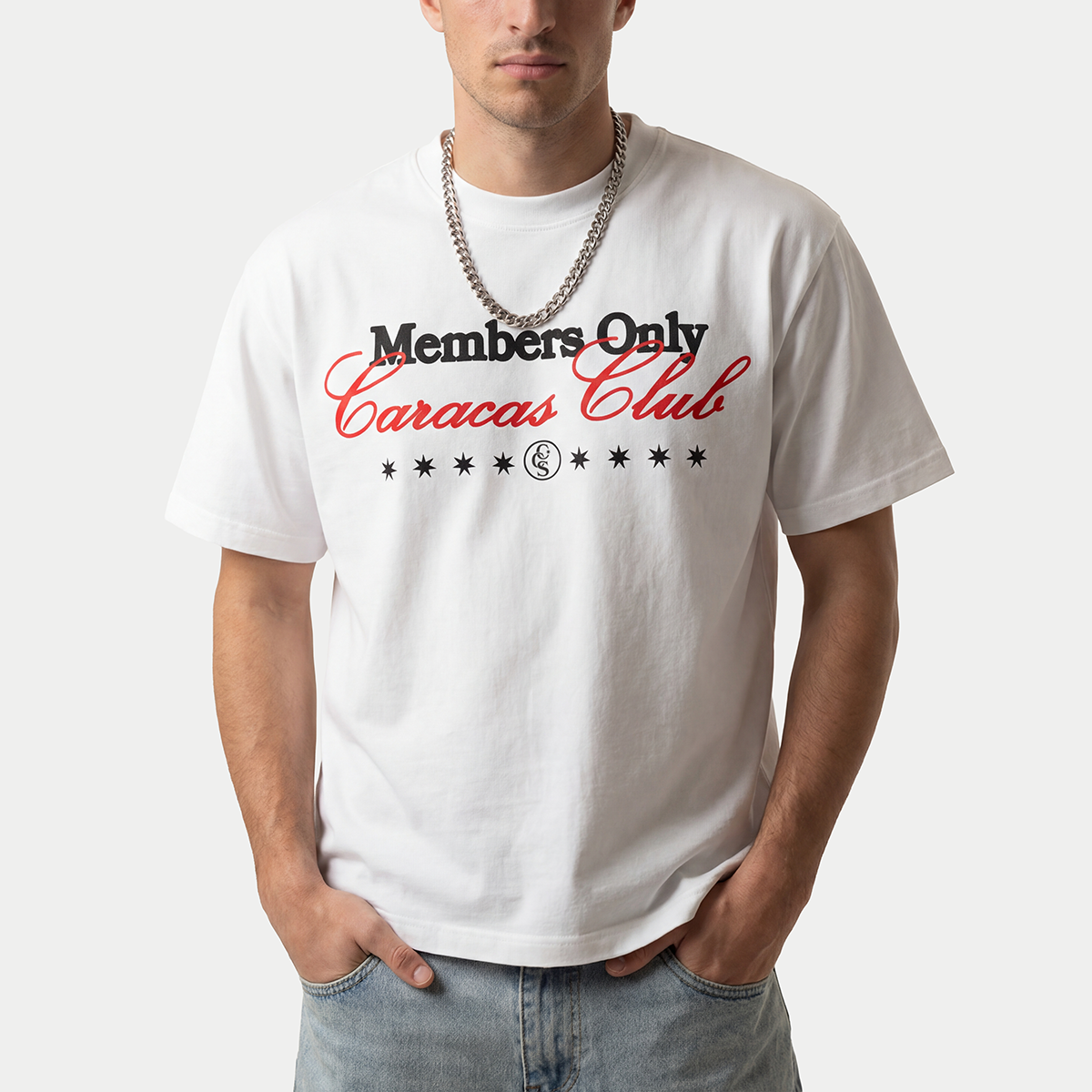 Un modelo llevando la camiseta blanca «Members Only» de Caracas Merch